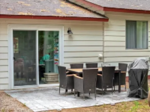 Charming 3-bedroom house with AC, WiFi, 🏓Ping-Pong, Foosball,🔥Firepit,🍔 Grill Hotéis em Gerrish Township