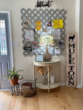 Muletown’s Modern Comfy Cottage w/ inground pool, hot tub, pool table & fire pit