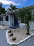 Salty Shell Villa 5 star rated minutes to Warm Mineral Springs and area beaches!