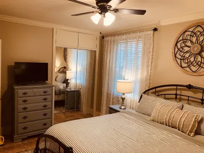 “Owl Be Back” Cottage King Bed Steps to Lee Hotels near Publix Super Market at Mouse Creek