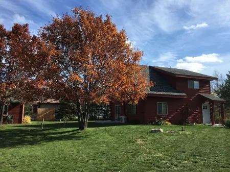 Charming Log Cabin with Wood Burning Fireplace – 1 mile from Downtown Hayward