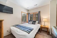 Ski in/Out at Lutsen Mountains. Family-Sized Base Camp, on the Trails in Lutsen!