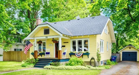 Historic Home- Walk to Downtown- Hot Tub- Kids Themed Room-Playhouse- Arcade