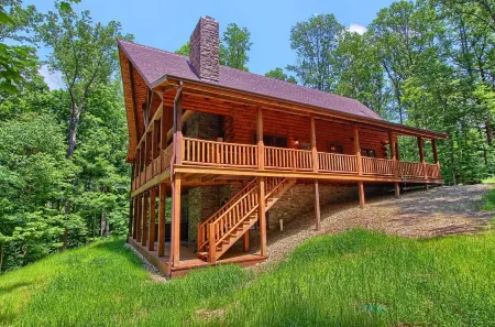 Whispering Trees Lodge , sleeps 10, 4 miles from Old Man's Cave