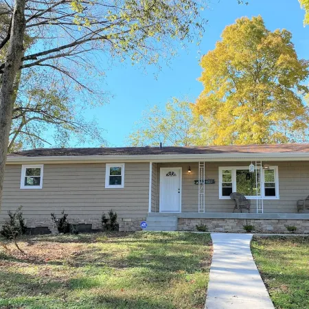 Sunny home across from Lake Barkley, fenced yard patio w/grill convenient to LBL