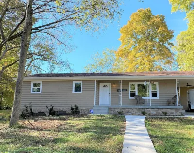 Sunny home across from Lake Barkley, fenced yard patio w/grill convenient to LBL