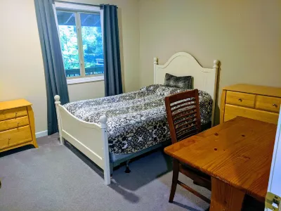 Large retreat house in a quiet cul de sac!