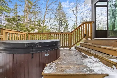 Cozy Retreat, Great for Large Groups and Family Gatherings with Hot Tub!