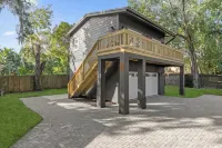 Den on Daniels - Modern Elegance, Private Balcony Steps from Downtown Orlando