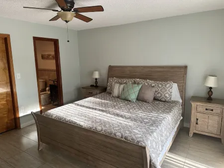 Fun in the Sun! Private Pool, 37' Dock and Cabana Club! Отели в г. Key Colony Beach