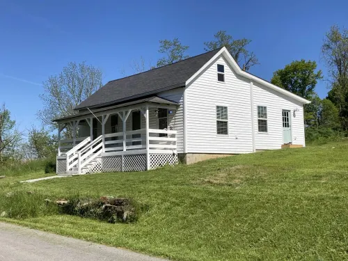 Bourbon Trail & Relaxing Rural Spot. Restored Farmhouse on 22 Private Acres. Hotels in Anderson County