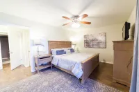 "The Veranda" Lake Hamilton Retreat for 6: Great sunsets and fireworks views!