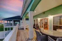 Massive Swimspa ~ Ocean Views ~ Short Walk to Beach ~ Starlink Internet ~ Games