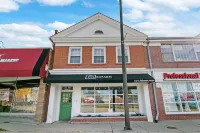 Chic Studio in Downtown Highland Park near Metra