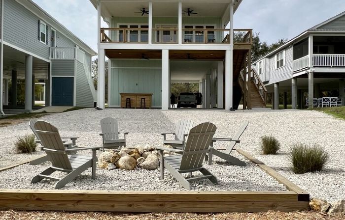 Beautiful home on the river, mins to the Gulf; fire-pit, bar, view