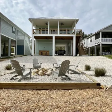 Beautiful home on the river, mins to the Gulf; fire-pit, bar, view