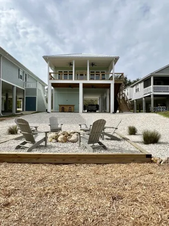 Beautiful home on the river, mins to the Gulf; fire-pit, bar, view