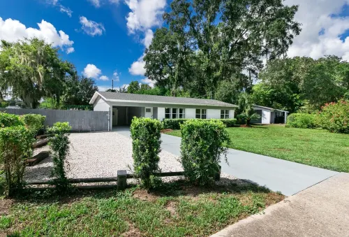 Salt Pool Oasis w/ Firepit & Pergola Walk to Publix & Restaurants - 1 Mile to UF