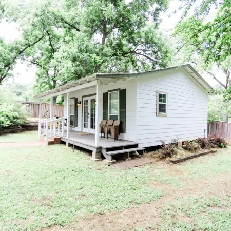 NEW - Adorable Cottage w/ Full Kitchen/ Free Tandem Bike