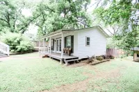 NEW - Adorable Cottage w/ Full Kitchen/ Free Tandem Bike - Wifi