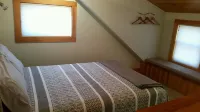 River Ellis Chalet: Cozy Chalet w private Jacuzzi & access to Swimming Pool