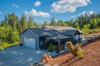 Luxury Home Retreat-Sweeping Views + Large Hot Tub