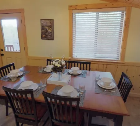 Yellowstone's 2 Bedroom, 2 Bathroom Upstairs Loft. Dog Friendly. Close Shopping! Отели рядом с достопримечательностью «Pinecone Playhouse at Mack's Inn Resort»