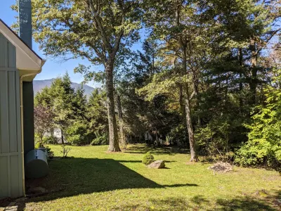 Big Views, Hot Tub, Dog Friendly, 5min to BR Hotels near The Cone Manor