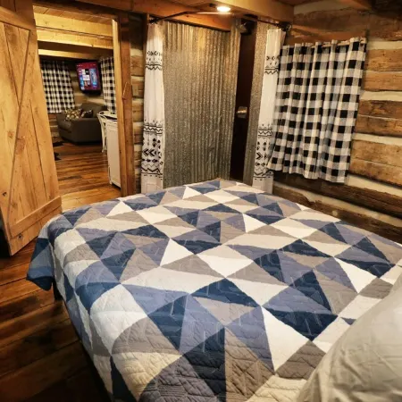 Creekside Cabin Getaway - Only 10 Miles from Downtown Florence