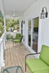 Newly Renovated, Private Pool, 2 minute walk to beach, Putting Green