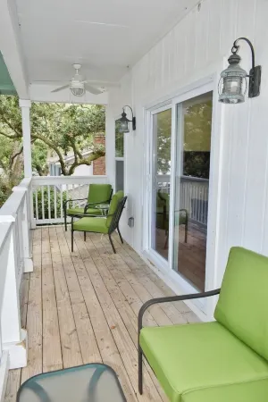 Newly Renovated, Private Pool, 2 minute walk to beach, Putting Green