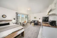 Stylish 1BR Guesthouse w/ Attached Garage ~2 Miles from Uptown Charlotte