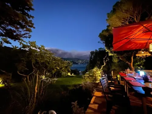 Waterfront villa on sandy beach, private beach, pets welcome.