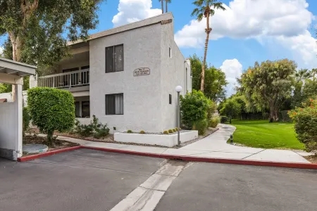Bright and Sunny upstairs condo. Отели рядом с достопримечательностью «Palm Springs Convention Center»