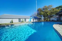 Gorgeous remodeled farmhouse 8 miles from Canton market.