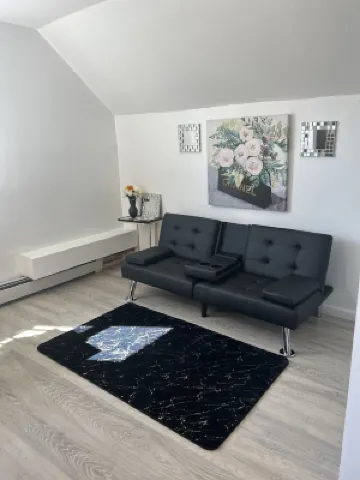 Studio Apt with kitchen,Living room, bathroom & bedroom, near Griffith hospital
