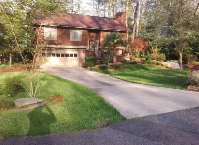 Near Sierra Nevada & Biltmore 4BR/2BA 1 minute to Asheville Airport/Ag Center. The Garage On 25附近的飯店