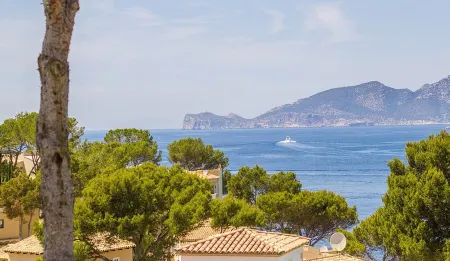 Beautiful Villa with Private Pool and Garden, Sea Views