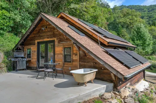 Cabin w/ Stunning Mountain Views-10 min to downtown & Blue Ridge Parkway
