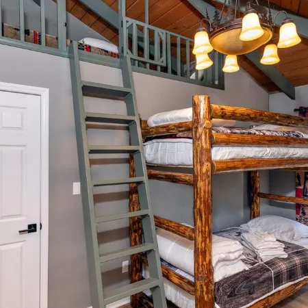 Cozy Treehouse steps from Beech Mtn ski resort, Restaurants, Trails and Fishing!
