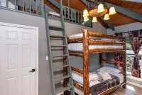 Cozy Treehouse steps from Beech Mtn ski resort, Restaurants, Trails and Fishing!