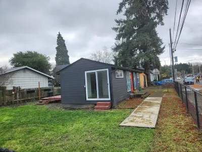 Come and Explore the Pnw!  Quiet & Comfy, 1GB Web, Near and Central Location. Hotels near Walgreens
