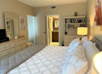 Resort style vacation, 2BR/2BA condo in the heart of Naples: 8min to the beach