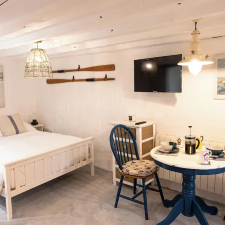 Entire Harbourside Lodge and Courtyard, just a few feet from Mevagissey Harbour