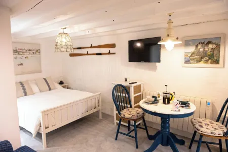 Entire Harbourside Lodge and Courtyard, just a few feet from Mevagissey Harbour