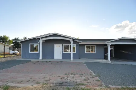 15 minutes to Prescott Downtown! Family-sized Home