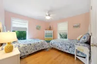 Island Home within the Pines and Palms; Kayaks, Bikes, and Inviting Porches~