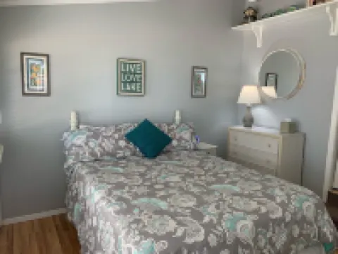 Firefly Cottage - Lakefront Cottage with Huge Dock on Quiet Cove