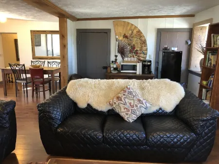 The Flat above Horn O Plenty Freshtaurant