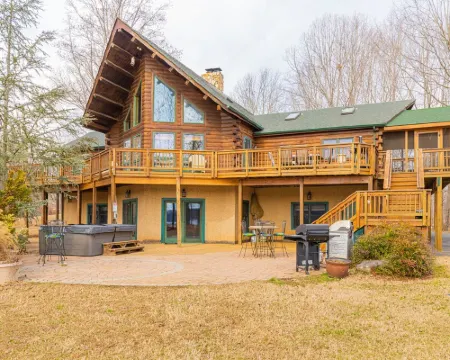 Huge Lakefront Home with private hot tub, dock, and pickle-ball court 庫庫酒店